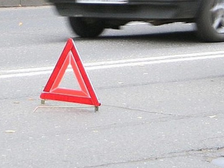 В Киеве пьяный водитель на огромной скорости заехал под грузовик (ФОТО)
