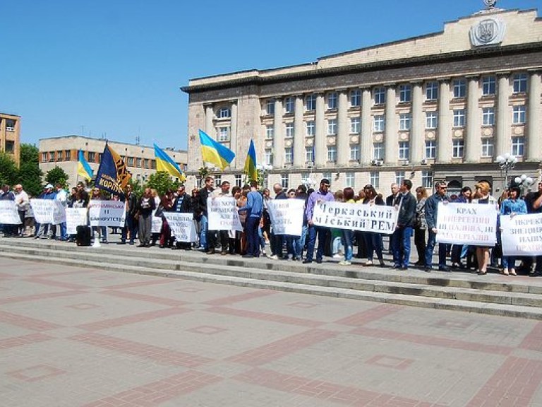 В Черкассах под зданием ОГА энергетики требуют погасить задолженность по зарплате (ФОТО)