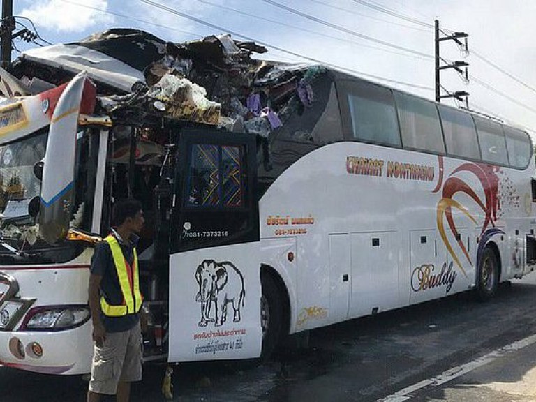 Экскаватор срезал крышу автобуса с китайскими туристами в Таиланде (ФОТО)