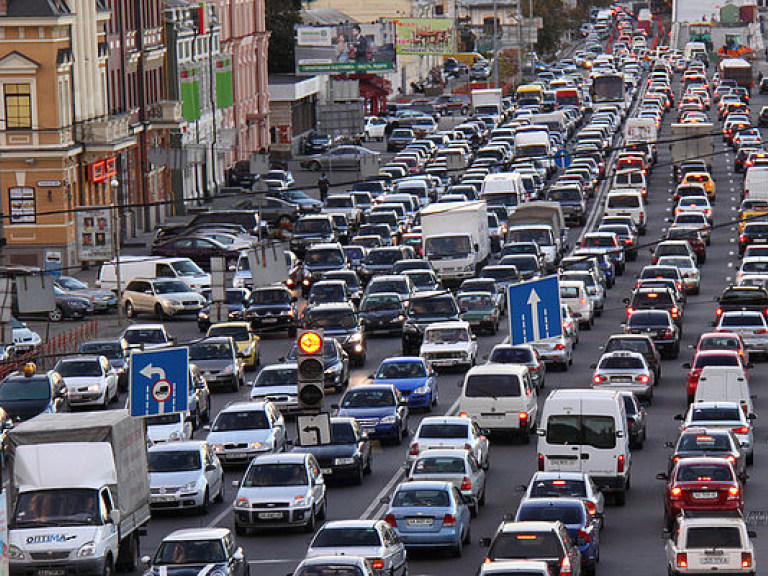 В Киеве из-за ДТП образовалась пробка на Набережном шоссе (КАРТА)