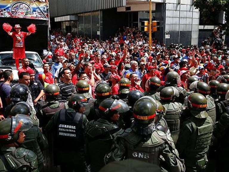 В Венесуэле во время разгона оппозиционного марша ранили депутата Национальной ассамблеи (ФОТО)