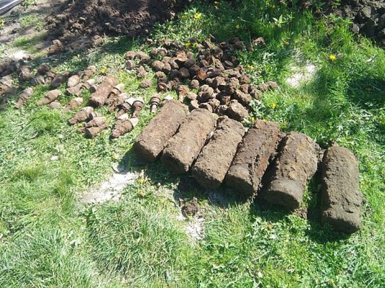 В Киевской области рядом с детской площадкой обнаружили боеприпасы (ФОТО)