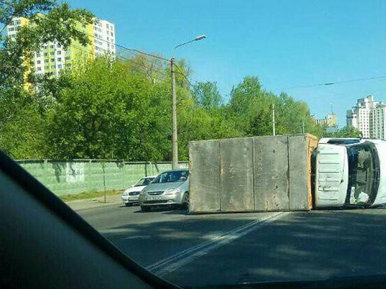 В Киеве перевернулся грузовой автомобиль «Газель» (ФОТО)