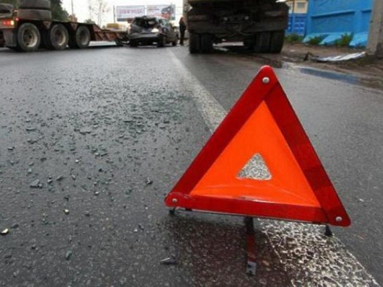 В Киеве в результате ДТП иномарка отлетела в металлическое ограждение (ФОТО)