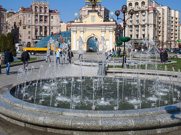 В Киеве на Майдане Незалежности официально запустили фонтаны со свето-музыкальным шоу (ФОТО)