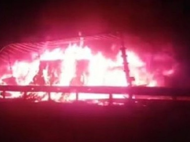 На трассе Киев &#8212; Харьков рекламный щит упал на грузовик, который от удара загорелся  &#8212; СМИ (ФОТО)
