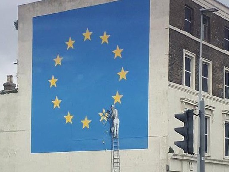 Бэнкси нарисовал на стене в Дувре флаг Евросоюза без одной звезды (ФОТО)