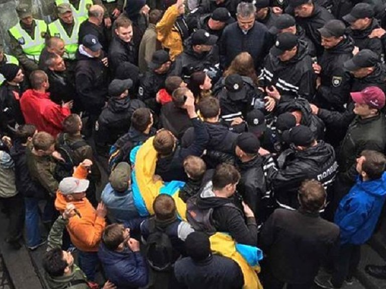 В Киеве и Запорожье  начались стычки между активистами  (ФОТО)
