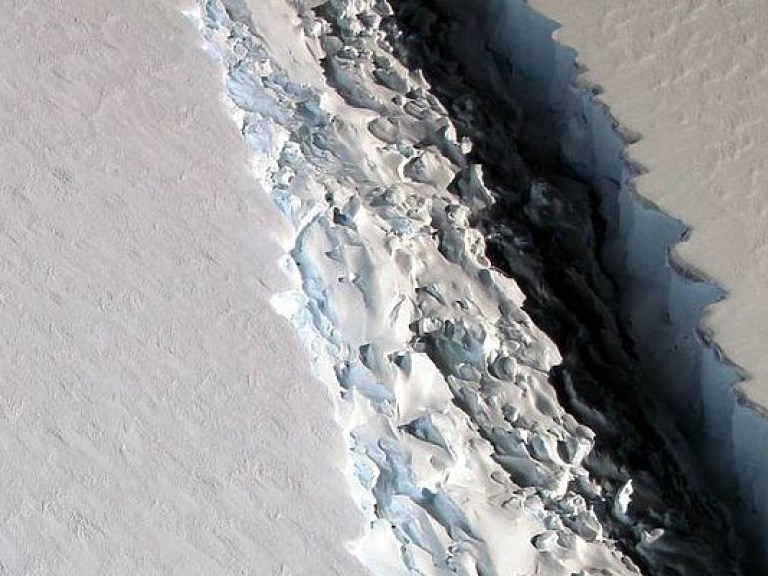 В Антарктиде геологи  обнаружили очередную гигантскую трещину (ФОТО)