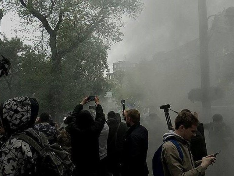 В Киеве начались провокации: радикалы ОУН захватили здание и бросают в журналистов дымовые шашки