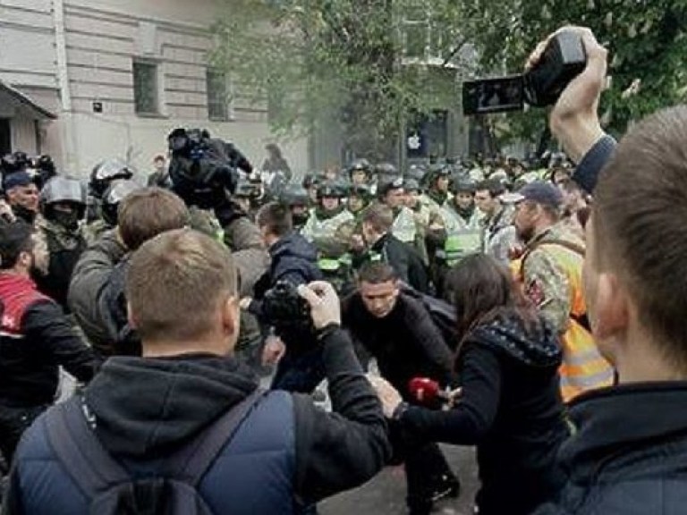 В Киеве полиция штурмовала здание, захваченное ОУН (ФОТО)