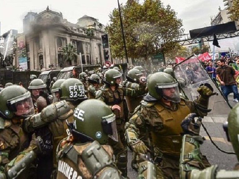 Акция протеста в Чили переросла в масштабные столкновения с полицией (ФОТО)