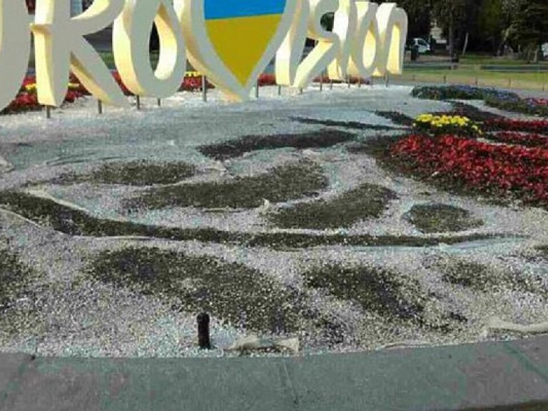 На Майдане Независимости в Киеве вытоптали клумбу с символикой Евровидения (ФОТО)