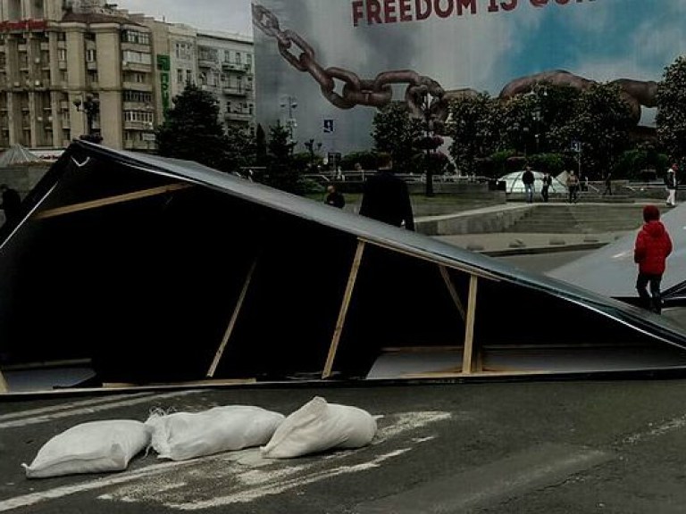 На Майдане Незалежности разрушилась фотовыставка ветеранов АТО (ФОТО)