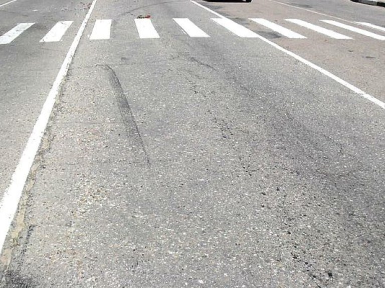 В Мариуполе водитель не пропустил людей на переходе, три человека травмированы