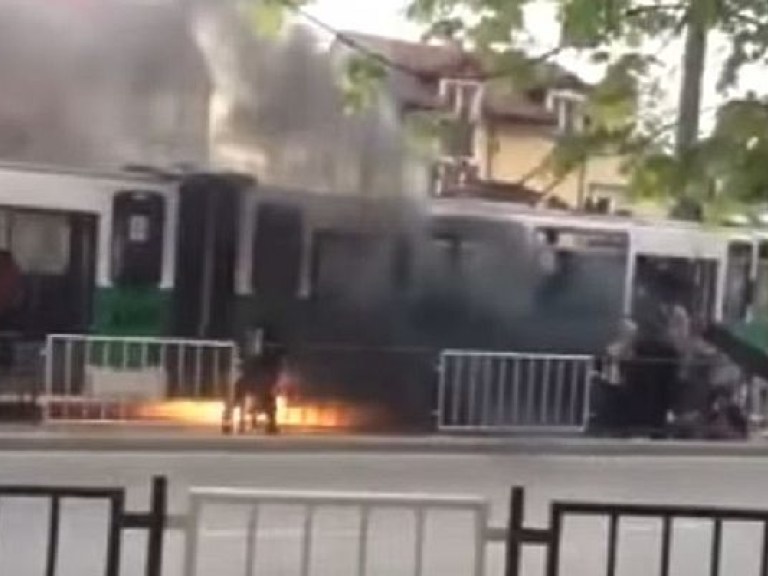 Во Львове на ходу загорелся трамвай (ФОТО, ВИДЕО)