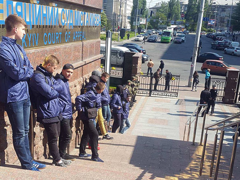 Активисты собрались под судом перед заседанием по делу Мартыненко (ФОТО)