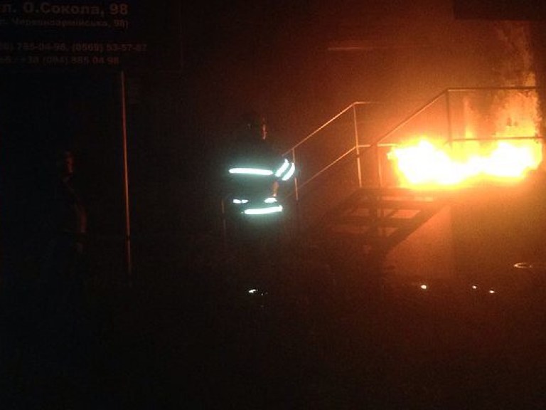 Ночью в Кривом Роге неизвестные подожгли шины возле офиса политической партии (ФОТО)