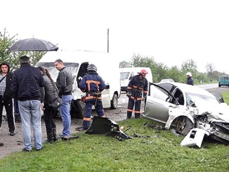 В Ивано-Франковской области Audi столкнулась с микроавтобусом Peugeot, травмированы 6 человек (ФОТО)
