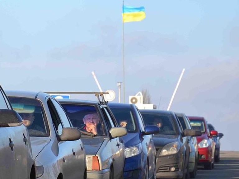 На КПВВ «Марьинка» в очереди скопилось 300 авто