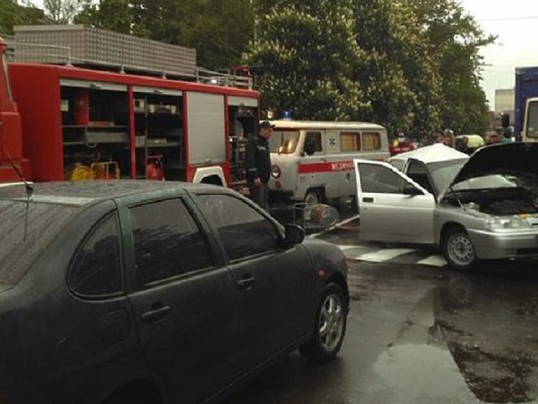 Под Киевом водитель ВАЗ врезался в грузовик и погиб (ФОТО)
