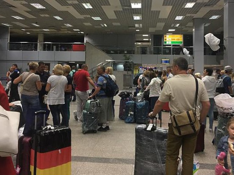 Застрявших в Египте украинских туристов увезут на другом самолете