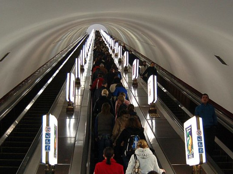 Движение поездов на «красной» линии столичного метро было остановлено на 15 минут из-за падения человека на рельсы