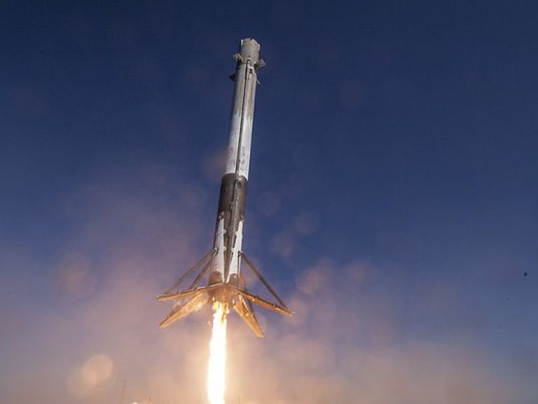 Комапния SpaceX отправила на орбиту  спутник для обеспечения Wi-Fi в самолетах (ФОТО)