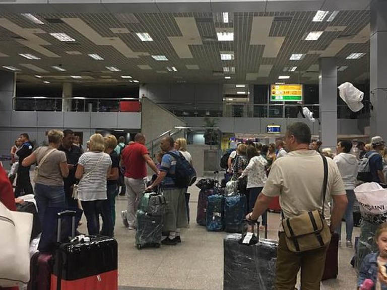 Украинские туристы не могут покинуть египетскую Хургаду из-за неполадок в самолете (ФОТО)