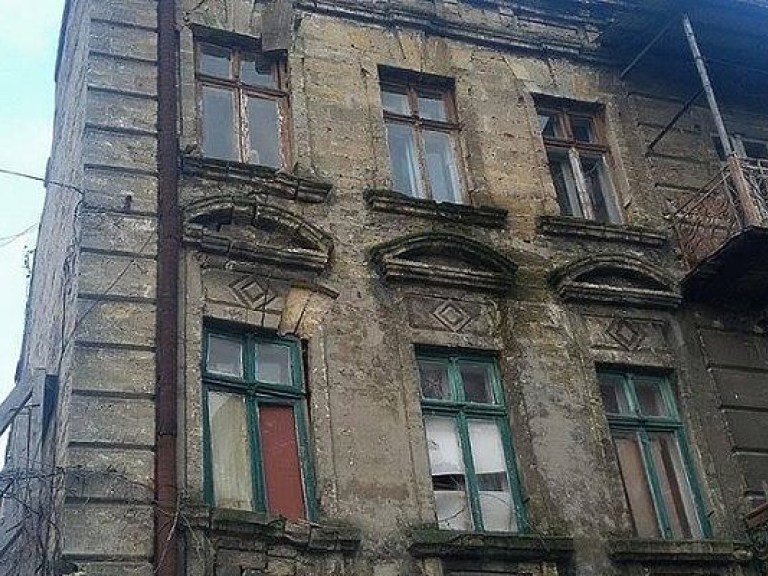 В центре Одессы на глазах рушится жилой дом (ФОТО)