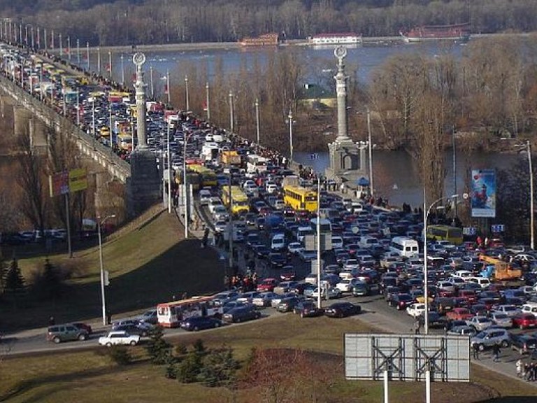 В Киеве образовалась «тянучка» от Почтовой площади и до моста Патона (КАРТА)