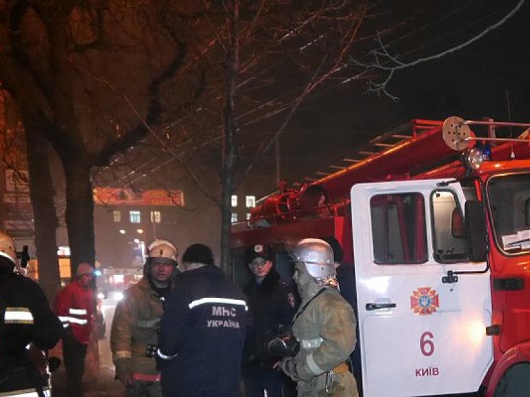 В Киеве ночью горел супермаркет (ВИДЕО)