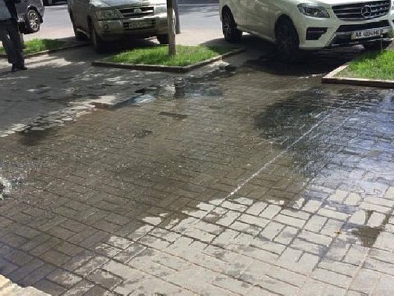 В центре Киева прорвало канализацию (ФОТО)