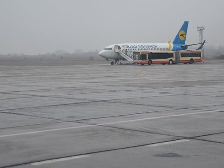 В аэропорту Запорожья самолет приземлился на жидкий бетон, часть транспорта повреждена (ФОТО)