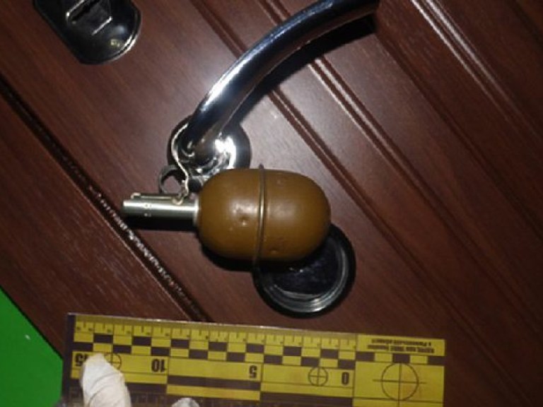 На Ровненщине в жилом доме неизвестный прицепил боевую гранату к двери (ФОТО)