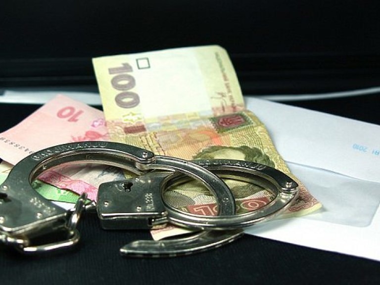 Двоих полицейских задержали в Киевской области по подозрению во взяточничестве