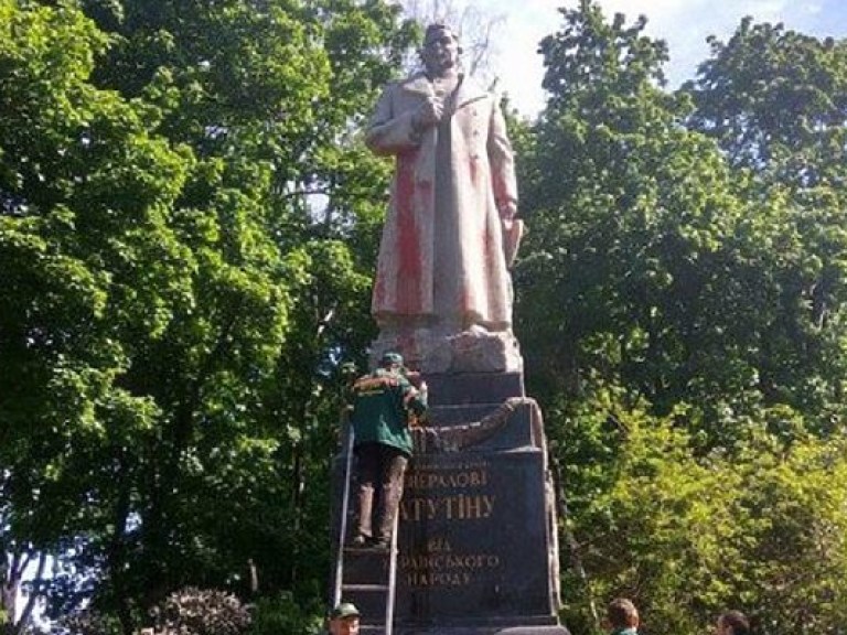 В Киеве облили краской памятник Ватутину в Мариинском парке (ФОТО)
