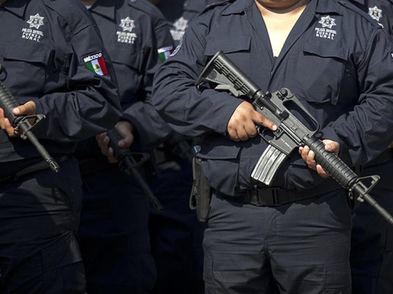 В Мексике трое злоумышленников ограбили автобус с 29 полицейскими