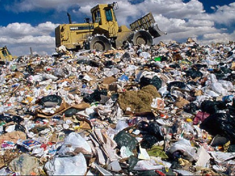 Очередной грузовик со львовским мусором обнаружили в Житомирской области (ФОТО)