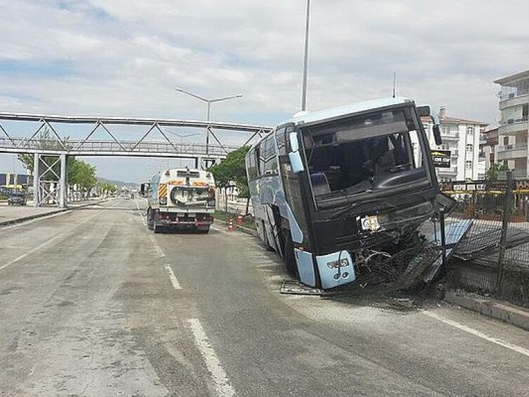 Автобус с членами правящей партии Турции попал в ДТП, 32 человека пострадали (ФОТО)