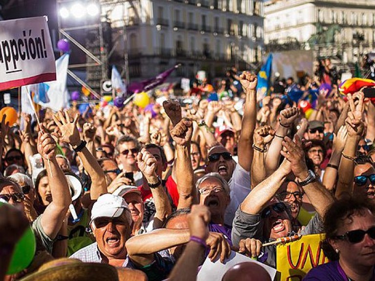 В Мадриде тысячи митингующих требуют отставки премьера (ФОТО)