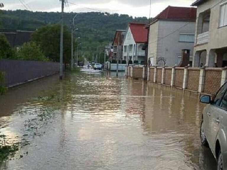 На Закарпатье подтопленными из-за ливневых дождей остаются 25 домохозяйств (ФОТО)