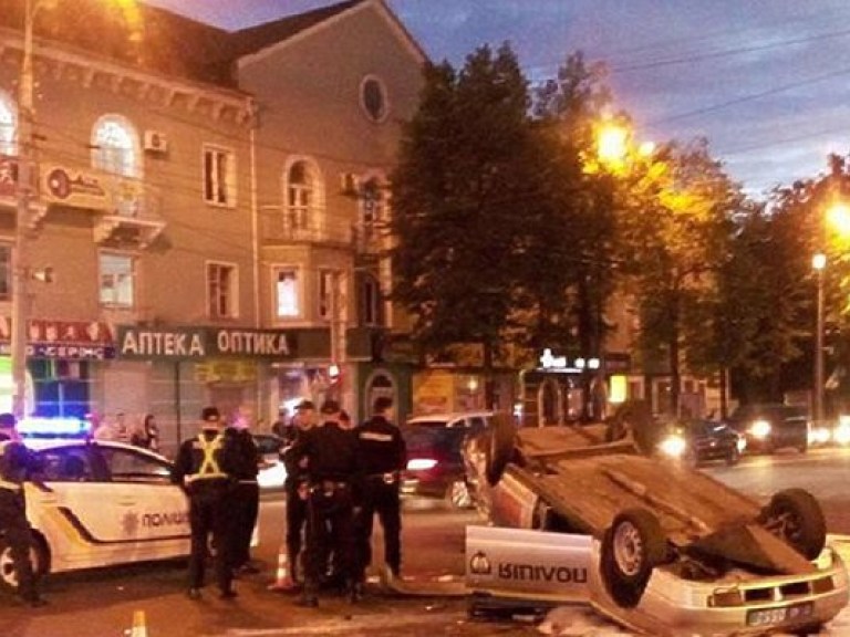 В центре Ровно автомобиль полиции ехал на красный свет и столкнулся с мотоциклом (ФОТО)