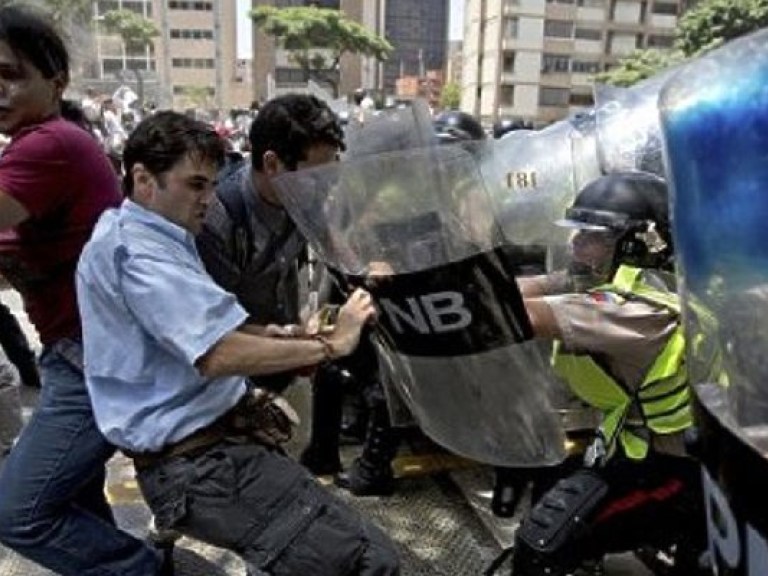 В Венесуэле состоялись многотысячные акции протеста против политики  Мадуро, пострадали не менее 46 человек (ФОТО)