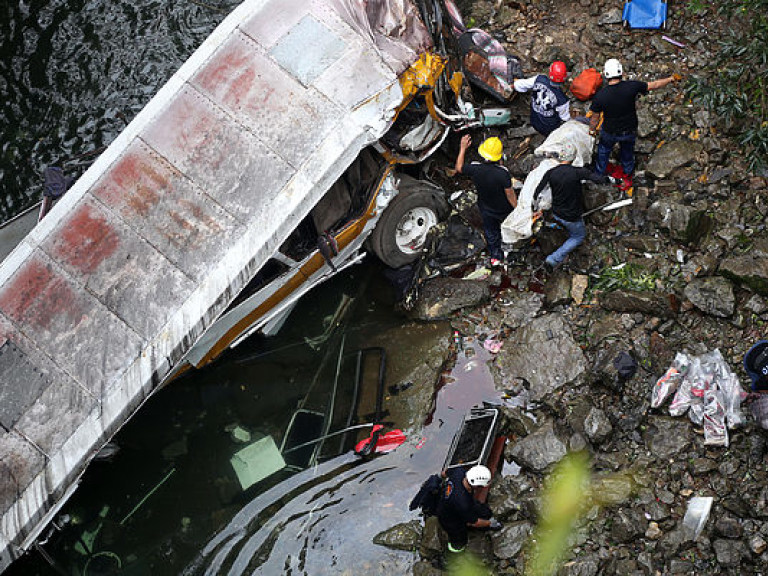 Из-за падения автобуса в ущелье в Мексике погибли 16 человек (ФОТО)