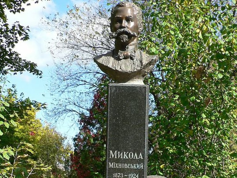 На Байковом кладбище украли бюст с могилы украинского государственного деятеля Николая Михновского