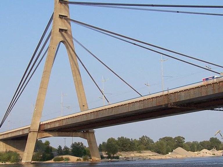 На Московском мосту в Киеве временно ограничат движение транспорта
