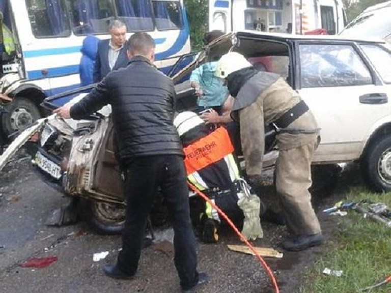 Под Киевом легковушка влетела в маршрутку, есть пострадавший (ФОТО)