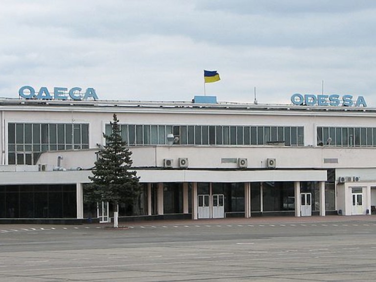 Из-за ложного минирования в Одессе эвакуировали сотни людей из аэропорта