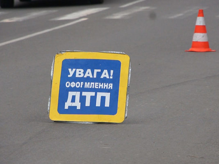 На трассе Киев-Чоп столкнулись микроавтобус и Toyota (ФОТО)